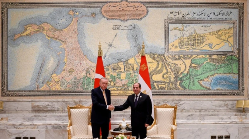 تعاون وجاهزية.. رسائل البحر في خريطة الإسكندرية خلف السيسي وأردوغان أثارت الصور التي نشرتها مؤسسة الرئاسة المصرية، اليوم، للقاء الرئيس عبدالفتاح السيسي، ونظيره التركي رجب طيب أردوغ