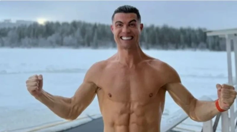 صدمة الماء البارد.. رونالدو يكشف سر مناعته الحديدية في لقطات تحبس الأنفاس، ظهر نجم النصر السعودي كريستيانو رونالدو وهو يقضي إجازة عيد الميلاد مع عائلته في فنلندا، حيث تحدى الثلوج ب