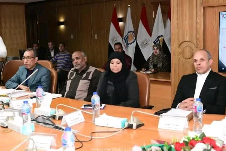 خلال اجتماع موسع .. محافظ قنا يتابع أعمال مشروعات البنية التحتية بالمناطق الصناعية قنا ممدوح السنبسي عقد الدكتور خالد عبد الحليم، محافظ قنا، اجتماعا موسعا لمتابعة الموقف التنفيذي ل