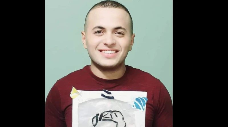 الرسم بالماء والكشري والدقيق.. عندما يتحول كل شيء إلى فن ولعه الشديد بالفن، جعله يبحث عن التفرد خارج إطار المألوف، فظل يبحث عن مجالات لم يخترقها