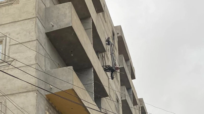 سقط من الدور الرابع.. سقالة الموت تنهي حياة عامل لفظ عامل أنفاسه الأخيرة، إثر سقوطه من الطابق الرابع أثناء عمله في منطقة العلمين التابعة لمحافظة مرسى مطروح. وتلقت الأجهزة الأمنية، 