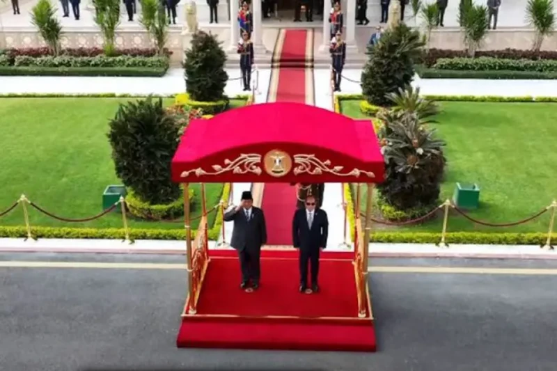 السيسي ونظيره الإندونيسي: يجب احترام حقوق الشعب الفلسطيني في إقامة دولته المستقلة استقبل الرئيس عبد الفتاح السيسي رئيس جمهورية إندونيسيا برابوو سوبيانتو اليوم خلال زيارته الرسمية إ