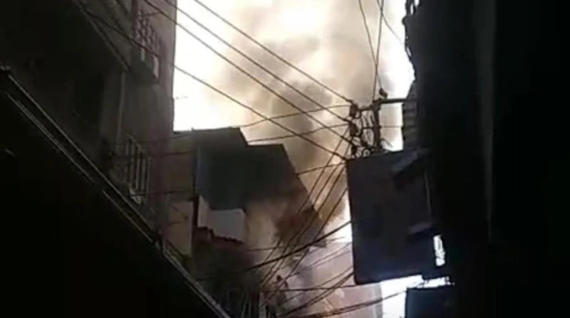 التهم 7 أشخاص.. تفاصيل حريق محل شمع بشبرا الخيمة كشف أحمد عبد الباري، الصحفي بموقع افاق عربية، تفاصيل حريق محل شمع بشقة بشارع ورشة النجارة، في منطقة