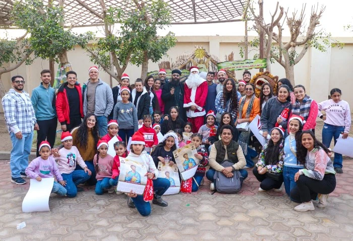 بشكل مختلف، أسرة طلاب قبطية تحتفل بالكريسماس في بيت الملايكة تختلف مظاهر الاحتفال خلال رأس السنة الميلادية الكريسماس، والذي يأتي الاحتفال تمهيدا لعيد الميلاد المجيد، حيث يعد أحد أه