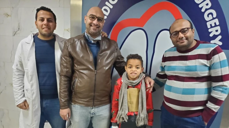 معجزة طبية بسوهاج.. إنقاذ طفل من الموت بعد غرس مسمار في قلبه أعلن رئيس جامعة سوهاج الدكتور حسان النعماني، عن نجاح فريق طبي بقسم جراحة القلب والصدر في المستشفى الجامعي في إنقاذ حياة