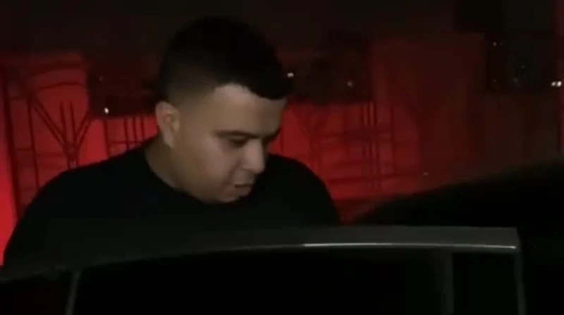 بعد إيقاف حبسه.. أول صورة لشقيق عصام صاصا بعد الإفراج عنه أفرجت الأجهزة الأمنية بمحافظة الجيزة منذ قليل عن محمد طلعت، شقيق مطرب المهرجانات عصام صاصا، بعد انتهاء الإجراءات القانونية