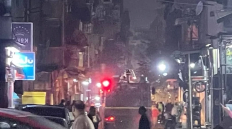 الخشب ولع في ثواني.. حريق هائل في محل تجاري ببورسعيد اندلع حريق هائل في أحد المحال التجارية بحي العرب في محافظة بورسعيد، في الساعات الأولى من صباح اليوم الخميس.والتهم الحريق الذي ن