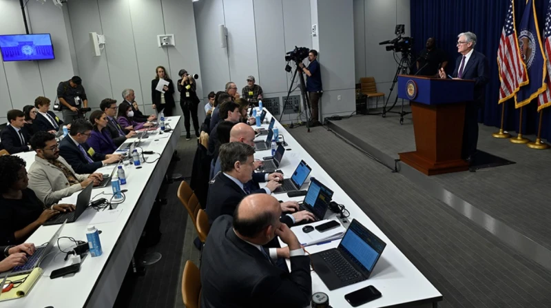 الفيدرالي يخفض الفائدة إلى أدنى مستوياتها.. ماذا تستفيد مصر؟ أقدم الاحتياطي الفيدرالي البنك المركزي الأمريكي أمس على خفض أسعار الفائدة على الدولار