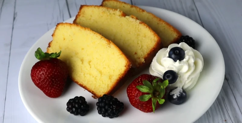 أسرع كيك في دقائق كيكة الزبادي السريعة والهشة في البيت 2025 تعد كيكة الزبادي السريعة من الحلويات الخفيفة التي تتميز بتحضيرها في وقت قليل، كما أنه يفضل الكثير تناولها كوجبة خفيفة سو