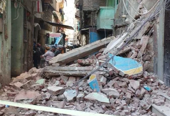 بسبب الأمطار، انهيار جزئي لعقار في حي الجمرك بالإسكندرية انهارت مساء اليوم الثلاثاء أجزاء من عقار قديم مكون من 4 طوابق بمنطقة وكالة الليمون بحي الجمرك في الإسكندرية، دون حدوث إصابا
