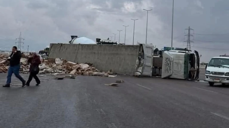 انقلاب تريلا وانهيار عقار.. نوة الفيضة الصغرى تكشر عن أنيابها شهدت طرق محافظة الإسكندرية، 3 حوادث مختلفة بداية من فجر اليوم حتى ساعات الصباح، وذلك