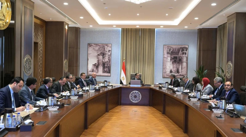 مدبولي يتجاوز وعكة الأمس ويعقد اجتماعا للتوسع في الصناعة بعد 24 ساعة من تعرضه لوعكة صحية أمس، عاود رئيس الوزراء، مصطفى مدبولي، لمباشرة مهام عمله، حيث