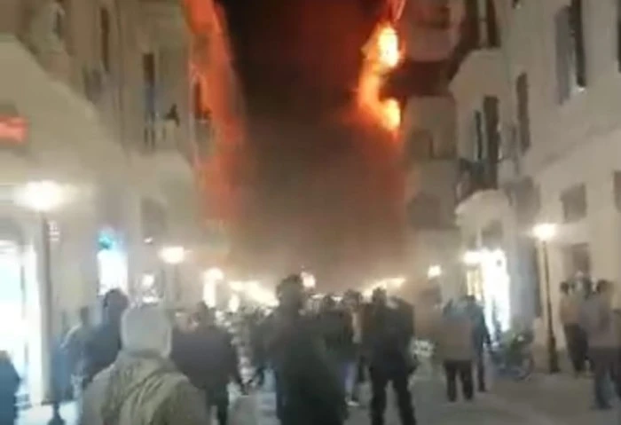 السيطرة على حريق في شقة بشارع النبي دانيال بالإسكندرية (صور) تمكنت قوات الحماية المدنية من السيطرة على حريق اندلع مساء اليوم الثلاثاء؛ في شقة بعقار في شارع النبي دانيال بمنطقة محطة