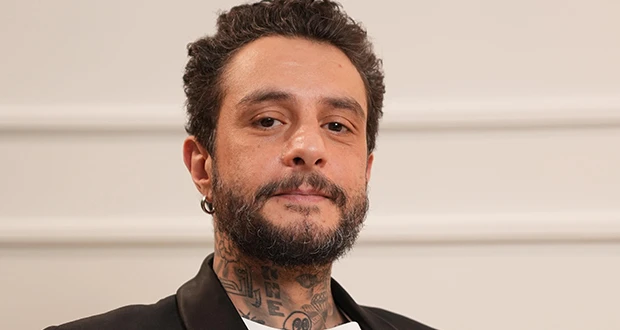 أحمد الفيشاوي يواجه منتقدي وشومه: دكتوراة فخرية في السينما افاق عربية - نشر الفنان أحمد الفيشاوي على حسابه الخاص بإنستغرام صورة لنجم كرة القدم الانكليزي ديفيد بيكهام، وتحتها صورة ل