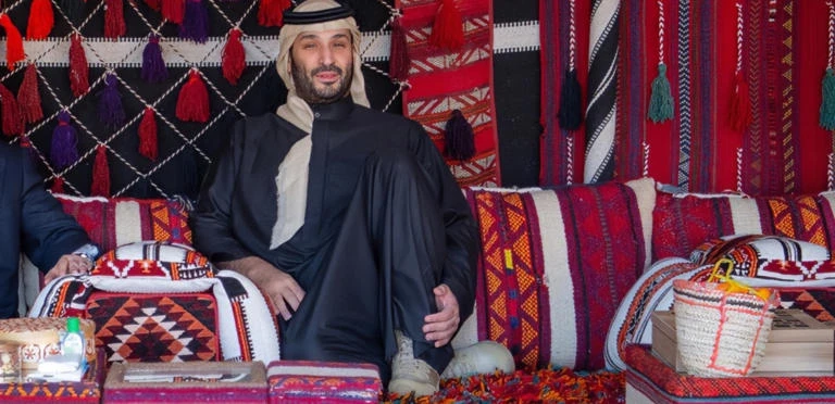 شاهد سعر حذاء الأمير محمد بن سلمان الذي أشعل مواقع التواصل الاجتماعيازداد البحث خلال الساعات القليلة الماضية عن ماركة وسعر حذاء الأمير محمد بن سلمان، بعدما تصدر ظهور ولي العهد في ا