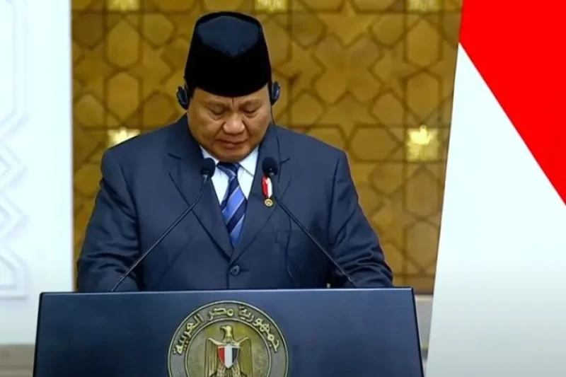 رئيس إندونيسيا: نتفق مع رؤية الرئيس السيسي لإرساء السلام في الشرق الأوسط أكد رئيس إندونيسيا، برابوو سوبيانتو، التأييد لرؤية الرئيس المصري عبد الفتاح السيسي في تحقيق السلام في الشرق