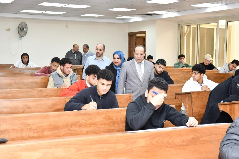 كتبت أمل عبد الرحيم واصل طلاب جامعة قناة السويس لليوم الثاني على التوالي أداء امتحانات متطلب الجامعة ، باختبار متطلب القضايا المجتمعية اليوم الأحد 29 ديسمبر. تجرى الامتحانات تحت رع