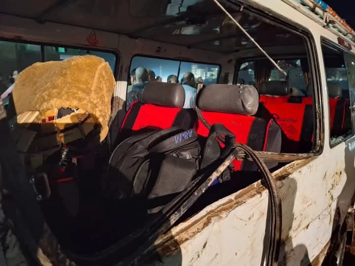 القصة الكاملة لمأساة ميكروباص أسيوط 10 أيام تحت الماء ميكروباص أسيوط , في مشهد يبعث على الأسى ، تجمع أهالي ضحايا الحادث ترعة الإبراهيمية بمركز ديروط