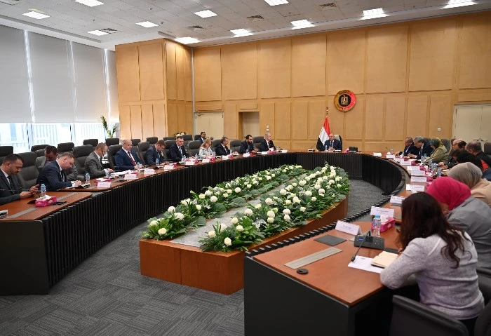 تصنيع الشاحنات والجرارات الزراعية ولوادر في مصر، قريبا عقد الفريق مهندس كامل الوزير نائب رئيس مجلس الوزراء للتنمية الصناعية وزير الصناعة والنقل اجتماعا موسعا مع ألكسندر أجورودنيكوف