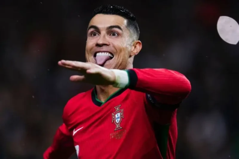 لماذا لم يصوت كريستيانو رونالدو في جائزة ذا بيست 2024؟ تتوافق جوائز الأفضل مع جائزة الكرة الذهبية التي تمنحها مجلة فرانس فوتبول والاتحاد الأوروبي لكرة القدم. لكن الفرق بينهما هو أن