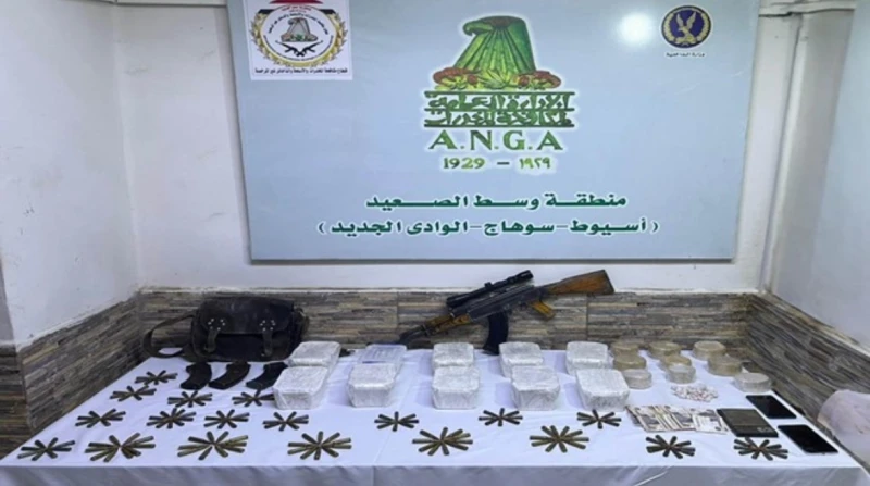 العثور على مخدرات ب6 ملايين جنيه بجوار جثة.. ما القصة؟ توفي عنصر إجرامى شديد الخطورة من متجري المواد المخدرة، عقب تبادل إطلاق النيران مع قوات الشرطة