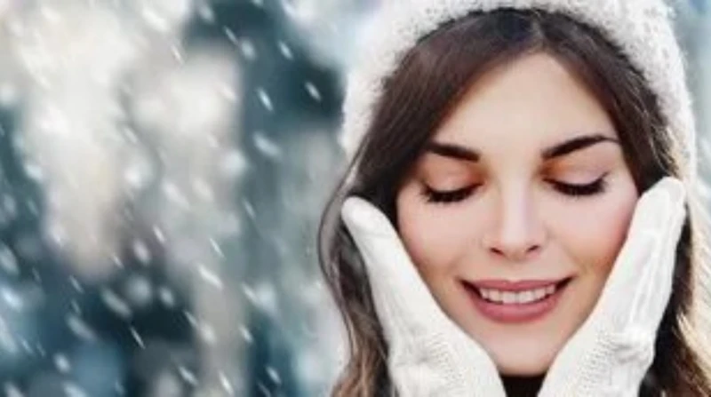 7 نصائح مجربة للعناية بالبشرة الجافة في الشتاء مع انخفاض درجات الحرارة في فصل الشتاء، تصبح البشرة الجافة أكثر عرضة للتشققات والخشونة نتيجة الرياح الباردة وقلة الرطوبة في الجو، لذلك