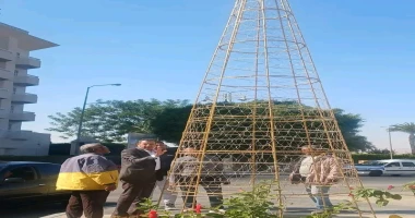 مدينة الأقصر تبدأ أعمال تزيين الشوارع والميادين استعدادا لإحتفالات رأس السنة الأقصر علاء النواصري بدأ مجلس مدينة الأقصر بقيادة اللواء دكتور علي