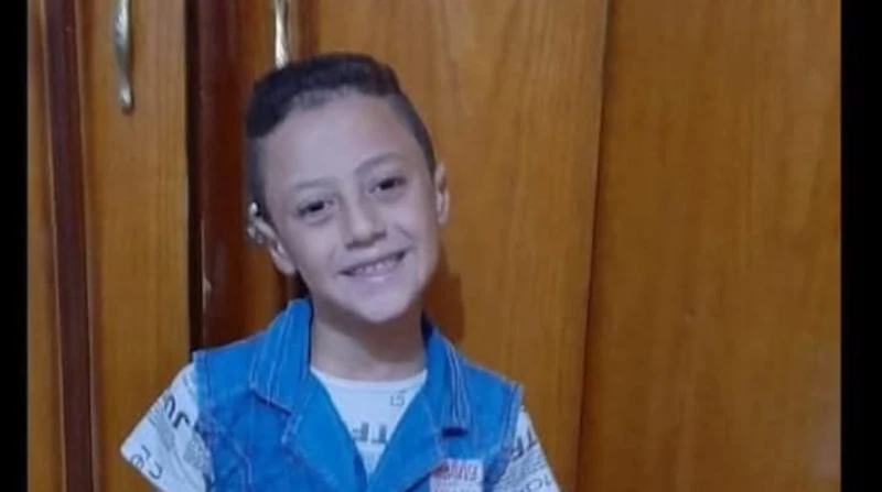 مأساة الطفل عبد الرحمن.. صدمه جرار أثناء عودته من المدرسة بالفيوم لقي تلميذ مصرعه، دهسا أسفل عجلات جرار زراعي، في قرية كفر عبود بدائرة قسم شرطة أبشواي، بمحافظة الفيوم.كانت البداية 