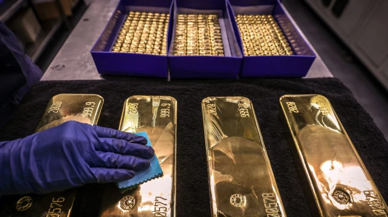 أسعار الذهب بعد خفض الفيدرالي للفائدة.. الأوقية تخسر 16 دولارا انخفضت أسعار الذهب عالميا، اليوم الأربعاء 19 ديسمبر 2024، وذلك بعد لحظات من إعلان