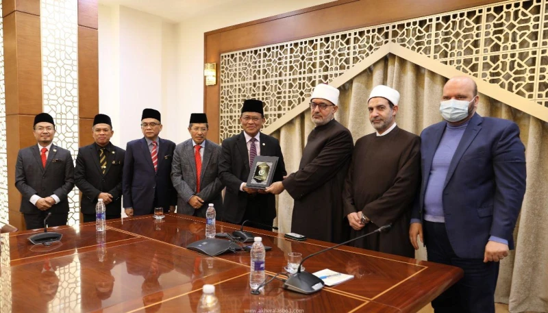 مفتي الجمهورية يستقبل وفدا ماليزيا رفيع المستوى برئاسة نائب وزير الشؤون الدينية بولاية سرواك لبحث تعزيز التعاون متابعة زينب مصطفي استقبل فضيلة