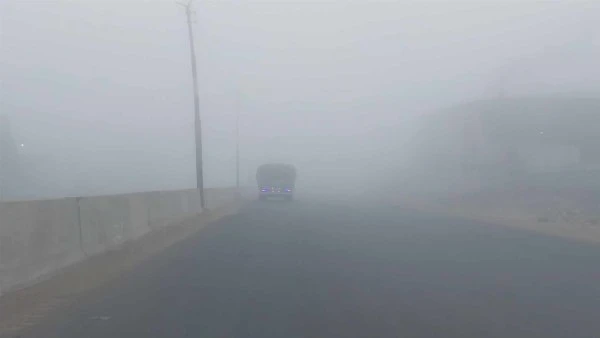 إنذار مبكر.. شبورة كثيفة وانخفاض في درجات الحرارة غدا الخميس توقع خبراء هيئة الأرصاد أن تتكون الشبورة المائية الكثيفة، غدا الأحد، التى تصل لحد الضباب