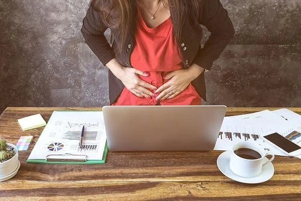 أعراض وأسباب وطرق علاج متلازمة القولون العصبي.القولون العصبي هو اضطراب في الجهاز الهضمي يؤثر على الأمعاء الدقيقة والغليظة، مما يسبب أعراضا مثل تقلصات البطن وتغييرات في عادات الأمعا