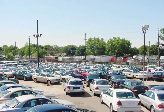 شكاوى من فرض إتاوات في ساحة انتظار السيارات بمرور القطامية ناشد عدد من المواطنين وزارة الداخلية، من قيام مجموعة من المسجلين خطر والبلطجية بالسيطرة على ساحة انتظار سيارات مجانية في 