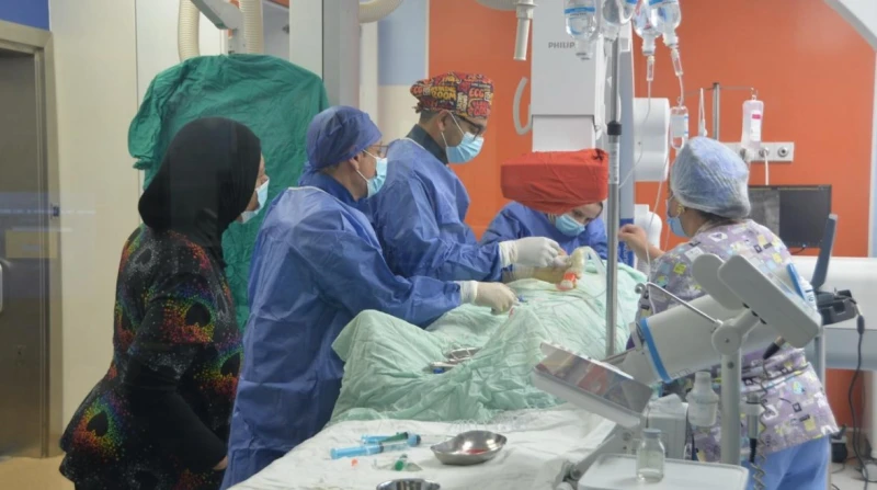 تدخلات طبية مبتكرة لعلاج أمراض القلب بمستشفى أبو الريش استضافت مستشفى أطفال أبو الريش، الخبير الأجنبي زياد حجازي، الذي ساهم في التدخل العلاجي باستخدام تقنيات القسطرة والجراحة التدخ