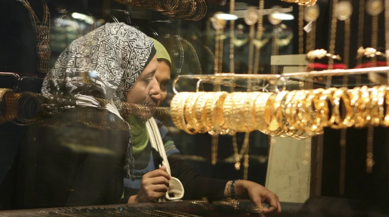 أسعار الذهب في مصر خلال 2024.. قفزات على طريق ال4 آلاف شهدت أسعار الذهب في مصر منذ مطلع العام الذي يوشك على الانتهاء صعودا قويا، لكن بوتيرة متفاوتة في ظل تحركه وفق عوامل متغيرة عدة