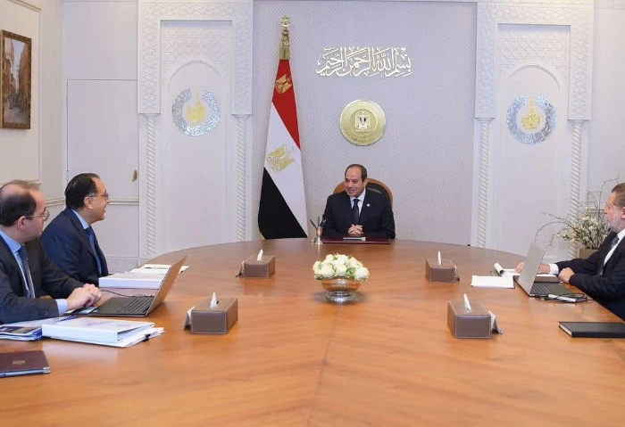 الرئيس السيسي يوجه بالتنسيق بين المركزي والمالية لتعزيز استقرار الاقتصاد اجتمع الرئيس عبد الفتاح السيسي، اليوم الثلاثاء، مع الدكتور مصطفى مدبولي رئيس