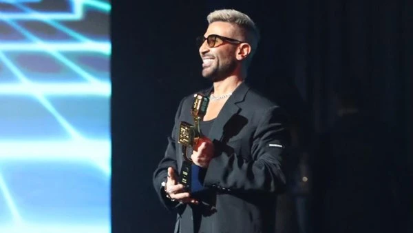 أحمد سعد يحصد جائزة أفضل دويتو في حفل بيلبورد حصل النجم أحمد سعد قبل قليل على جائزة أفضل دويتو غنائي عربي بحفل جوائز بيلبورد عربية للموسيقى المقام