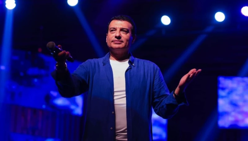 إيهاب توفيق يكشف سرا عن أغنيته الشهيرة- فيديو افاق عربية - كشف المطرب المصري إيهاب توفيق كواليس الأغنية الأشهر في مسيرته تترجى فيا، التي طرحها قبل