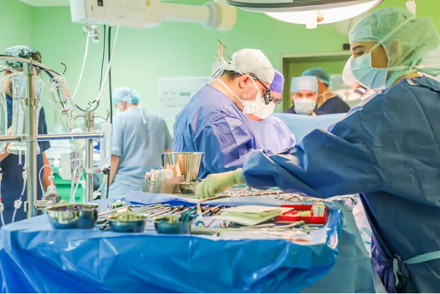 نجاح عملية قلب مفتوح بالمنظار ثلاثي الأبعاد ينهي معاناة سيدة بالمدينة المنورةتمكن فريق طبي متخصص في مركز أمراض وجراحة القلب، التابع لتجمع المدينة