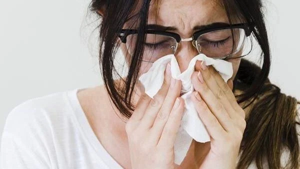 تعرف على العوامل التي تزيد من الإصابة بالتهاب الجيوب الأنفية.ذكر تقرير نشر فى موقع المعروف باسم ، أن التهابات الجيوب الأنفية تحدث نتيجة إما عدوى فيروسية فى كثير من الأحيان أو بكتير