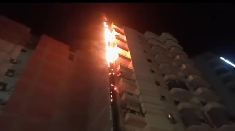 النار بطول العمارة.. حريق بمدخنة محل تجاري في طنطا تلقت مديرية أمن الغربية إخطارا من مأمور قسم شرطة ثان طنطا يفيد بورود بلاغ عن اندلاع حريق في مدخنة تابعة لأحد المحال التجارية بمنط