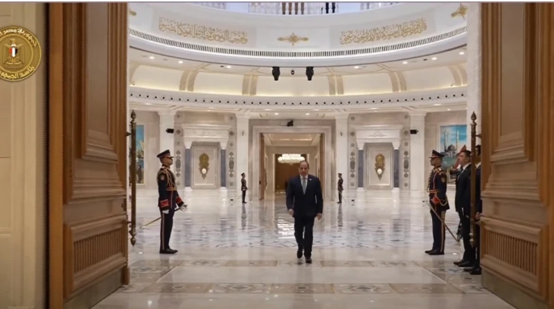 فخامة وجمال.. القصر الرئاسي الجديد يخطف عيون قادة قمة الثماني أثار حجم وفخامة القصر الرئاسي بالعاصمة الإدارية الجديدة، خلال استضافة مصر قمة الدول
