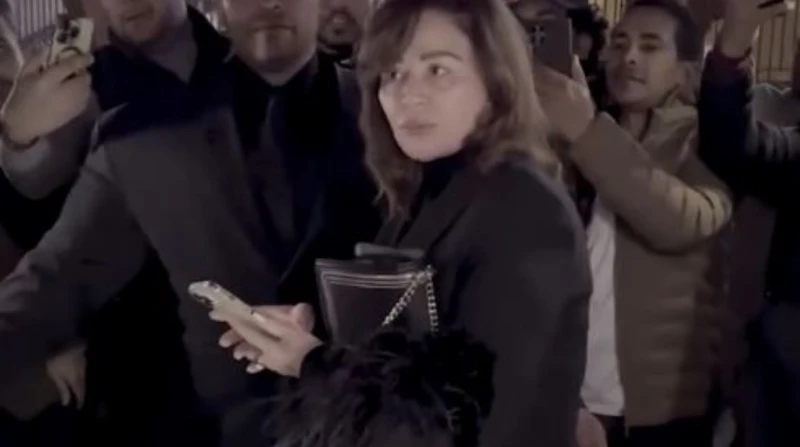 سر انفعال إلهام شاهين في عزاء نبيل الحلفاوي (فيديو) انفعلت الفنانة إلهام شاهين بشكل كبير خلال تواجدها في عزاء الفنان الراحل نبيل الحلفاوي مساء