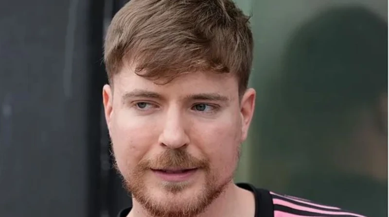 تحرش وتجويع.. اتهامات مشينة تلاحق يوتيوبر الأهرامات مستر بيست يبدو أن شهرة وثروة صانع المحتوى المدون الشهير، جيمس ستيفن دونالدسون، المعروف ب مستر بيست، لم تغنه عن الوقوع في سلسلة م