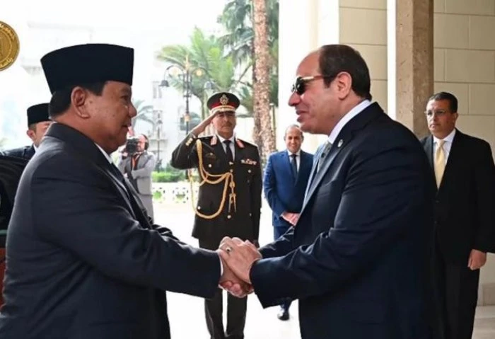 رئيس إندونيسيا: مصر دولة هامة في المنطقة وأشكر جامعة الأزهر وجه برابوو سوبيانتو الرئيس الإندونيسي، الشكر للرئيس عبدالفتاح السيسي، رئيس افاق عربيةية،