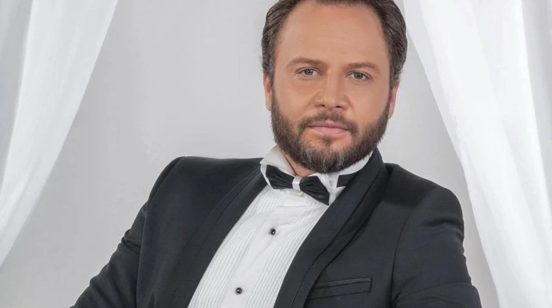 طاردوه بالسلاح.. فنان سوري شهير يعود لبلاده بعد سقوط بشار عاد الفنان السوري مكسيم خليل إلى بلاده من جديد، بعد سنوات طويلة قضاها خارج سوريا بسبب الأوضاع غير المستقرة والحرب الأهلية