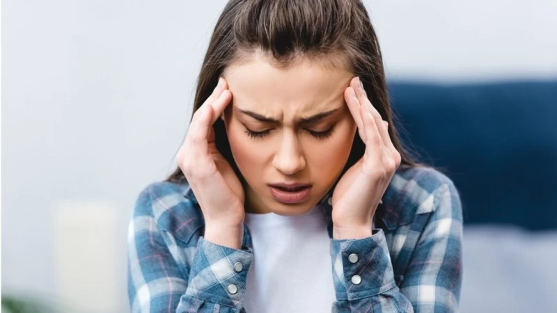 علاج الصداع .. المسموح والممنوع من الأطعمة والمشروباتنستعرض الأطعمة والمشروبات المخففة للصداع، وفقا لموقع .كثيرا ما نقبل على تناول المسكنات عند الشعور بالصداع، مع العلم أن هناك أطع