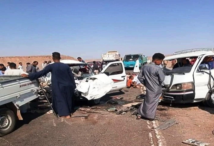 إصابة 9 عمال في انقلاب سيارة نصف نقل على الطريق الإقليمي أصيب 9 عمال إثر انقلاب سيارة نصف نقل على متنها عمال أعلى الطريق الإقليمي وعلى الفور تم نقلهم