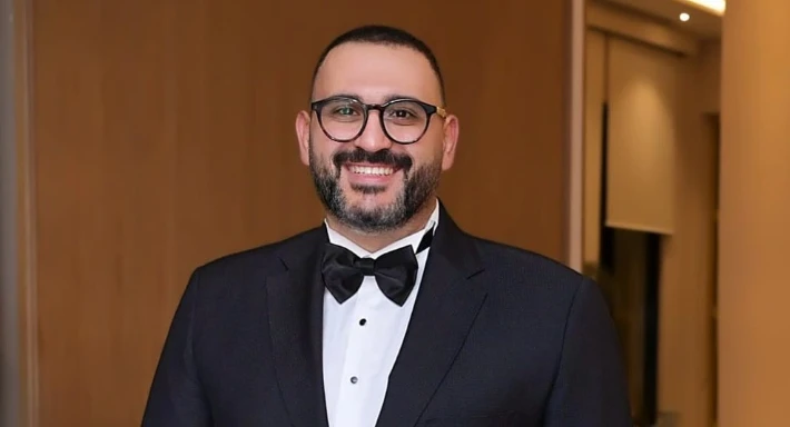 اكرم حسني يعلن بدء تصوير مسلسله الكابتن لرمضان 2025 أعلن النجم أكرم حسني بدء تصوير مسلسله لرمضان القادم، الذي يحمل اسم الكابتن.ونشر أكرم حسني عبر