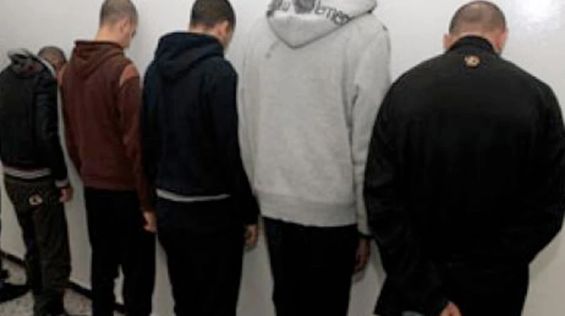 مشهد ضرب تمثيلي.. ضبط شباب انتحلوا صفة ضباط شرطة ألقت الأجهزة الأمنية بوزارة الداخلية، القبض على مجموعة من الأشخاص بتهمة انتحال صفة رجال شرطة وتصوير